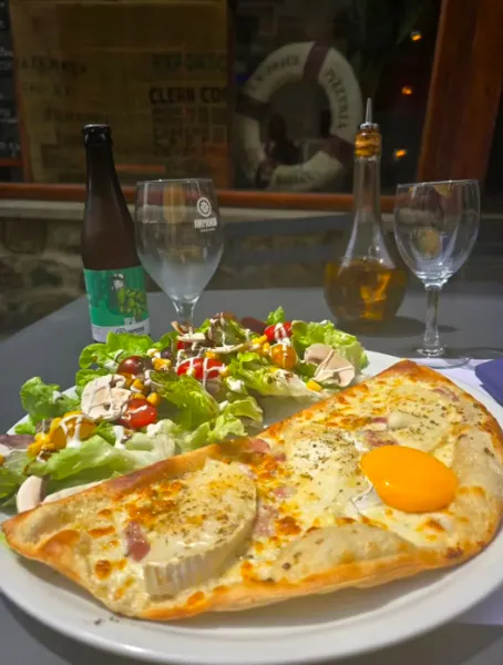 Salade composée servie en terrasse