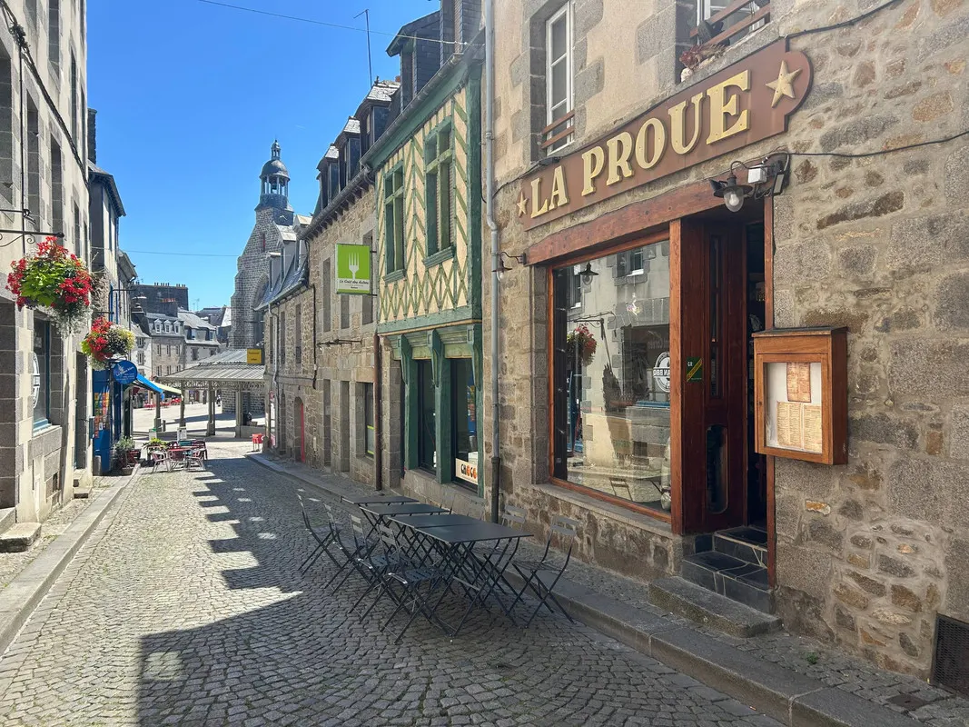 Salle chaleureuse du restaurant La Proue